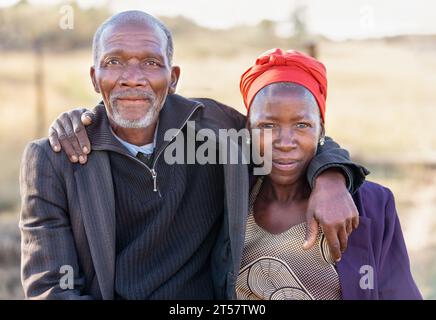 Das alte afrikanische Paar im Dorf umarmt Stockfoto