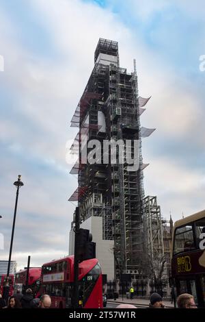 Der Elizabeth Tower (Big Ben), der bei einer Renovierung 2019 mit Gerüsten bedeckt wurde Stockfoto