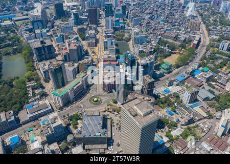 Dhaka, Bangladesch: Luftaufnahme des Gewerbegebiets Motijheel in der Stadt Dhaka während einer von der Regierung auferlegten Lockdown in Dhaka aufgrund des covid-19-Ausbruchs. Stockfoto