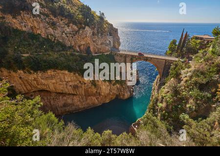 Die Bogenbrücke bei Fiordo di Furore an der Amalfiküste, Italien, an einem sonnigen Tag Stockfoto