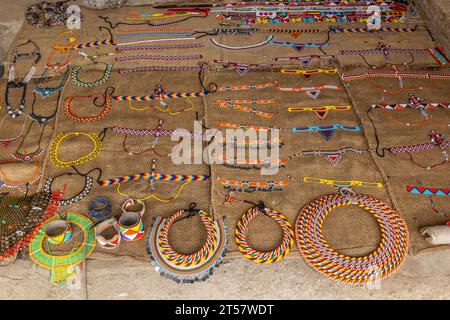 MARALAL, KENIA - 13. FEBRUAR 2020: Souvenirs des Samburu-Stammes in Maralal, Kenia Stockfoto