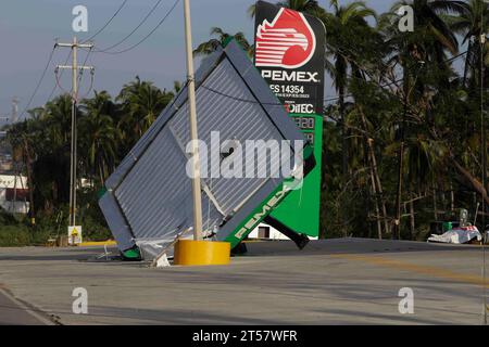 1. November 2023, Coyuca de Bénitez, Guerrero, Mexiko: Sturz eines Gaspumpturms der Firma PEMEX durch Hurrikan Otis, der als Kategorie 5 eingestuft wurde. (Kreditbild: © Luis E Salgado/ZUMA Press Wire) NUR REDAKTIONELLE VERWENDUNG! Nicht für kommerzielle ZWECKE! Stockfoto