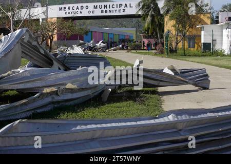 2. November 2023, Coyuca de Bénitez, Guerrero, Mexiko: Zentraler Markt der Stadt Coyuca de Benitez, dessen Dach durch den Hurrikan Otis vollständig zerstört wurde, als Kategorie 5 eingestuft. (Kreditbild: © Luis E Salgado/ZUMA Press Wire) NUR REDAKTIONELLE VERWENDUNG! Nicht für kommerzielle ZWECKE! Stockfoto