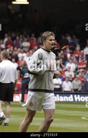 OLE Gunnar Solskjær – Manchester United Team warm Up vor dem FA Cup Finale 2004, Manchester United gegen Millwall, 22. Mai 2004. Man United gewann das Spiel mit 3:0. Foto: ROB WATKINS Stockfoto