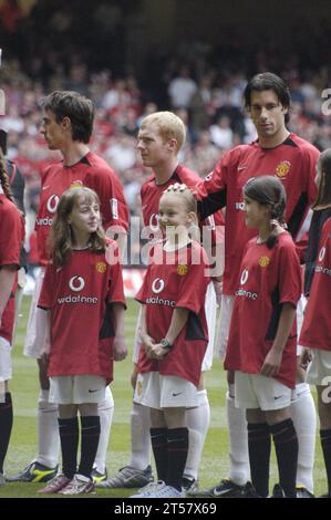 Phil Neville, Paul Scholes und Ruud van Nistelrooy stehen vor dem FA Cup Finale 2004, Manchester United gegen Millwall, 22. Mai 2004. Man United gewann das Spiel mit 3:0. Foto: ROB WATKINS Stockfoto