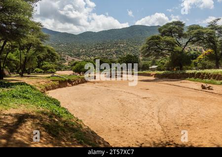 Trockenes Flussbett im Dorf South Horr, Kenia Stockfoto