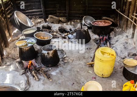 Küche eines lokalen Restaurants in South Horr Village, Kenia Stockfoto