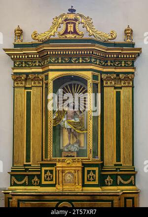 Guatemala, La Antigua - 20. Juli 2023: Kathedrale von San José: Aufstieg Jesu in den Himmel großer goldener Schrein mit Statue Christi Stockfoto