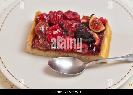 Ein Stück rote Obsttorte auf einem Teller, Nahaufnahme Stockfoto