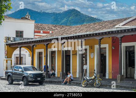 Guatemala, La Antigua - 20. Juli 2023: Menschen, Autos und Motorrad vor dem Café Barista Restaurant und Bistro an der NW Ecke Plaza Mayor, zentral Stockfoto