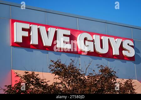 Bronx, NY - 2. November 2023: Fünf Jungs Fast-Food-Kette Restaurant mit Außenbeschilderung Stockfoto