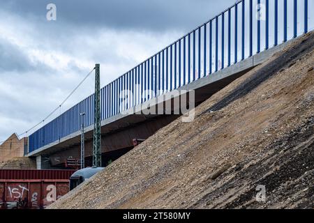 03. November 2023, Bayern, Regensburg: Die neue Eisenbahnbrücke an der Autobahn A3. Mit der Fertigstellung der Brücke macht die riesige Baustelle einen weiteren großen Schritt in Richtung Ende Die Burgweininger Eisenbahnbrücke ist rund 200 Meter lang und überquert 23 Gleise der Deutschen Bahn. Foto: Armin Weigel/dpa Stockfoto