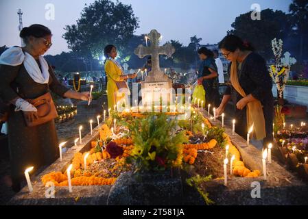 Nicht exklusiv: 2. November 2023, Kalkutta, Indien: Christliche Gläubige nehmen an den Pantheons Teil, um neben den Gräbern ihrer Liebe Gebete zu geben Stockfoto