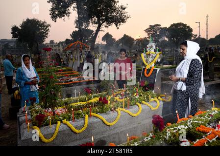 Nicht exklusiv: 2. November 2023, Kalkutta, Indien: Christliche Gläubige nehmen an den Pantheons Teil, um neben den Gräbern ihrer Liebe Gebete zu geben Stockfoto