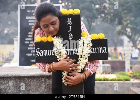 Nicht exklusiv: 2. November 2023, Kalkutta, Indien: Christliche Gläubige nehmen an den Pantheons Teil, um neben den Gräbern ihrer Liebe Gebete zu geben Stockfoto