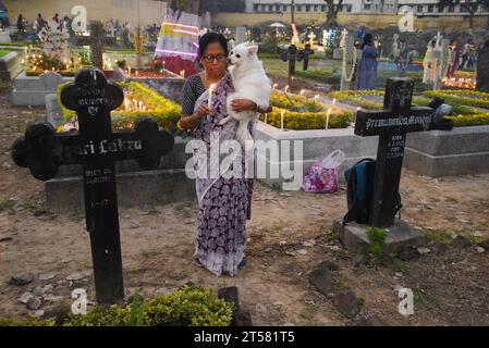 Nicht exklusiv: 2. November 2023, Kalkutta, Indien: Christliche Gläubige nehmen an den Pantheons Teil, um neben den Gräbern ihrer Liebe Gebete zu geben Stockfoto