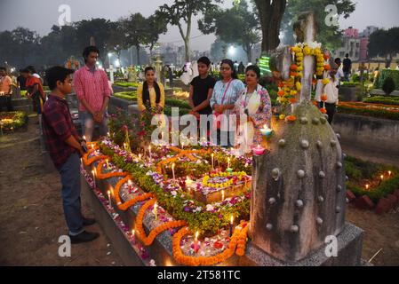 Nicht exklusiv: 2. November 2023, Kalkutta, Indien: Christliche Gläubige nehmen an den Pantheons Teil, um neben den Gräbern ihrer Liebe Gebete zu geben Stockfoto