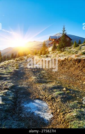 Herbst Landschaft mit den ersten unerwarteten Schnee und Herbst Laub. Alte Holzhütten auf einem berghügel Stockfoto