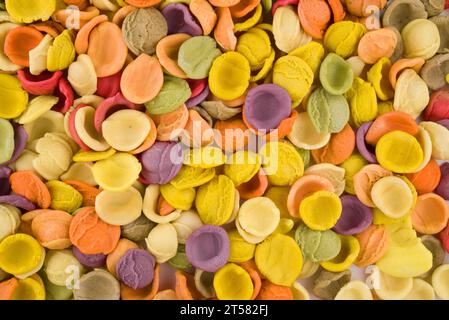 Trockene Pasta Nahaufnahme ungekocht auf Hintergrund Stockfoto