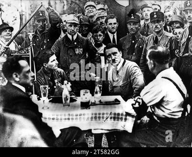 ABGELEGT - 01. Januar 1925, FrankfurtMain/Archiv: Dieses undatierte Bild von 1925 zeigt Adolf Hitler, der eine bayerische nationalsozialistische Gruppe besucht. Von München aus wollten nationalistische Kräfte Deutschland vor 100 Jahren erobern. "Die Regierung der Novemberverbrecher in Berlin wurde heute für abgesetzt erklärt", erklärten Adolf Hitler, Erich Ludendorff und Gleichgesinnte am 8. November 1923. Am 9. November endete der Putsch der Feinde der Demokratie mit 20 Toten und vielen Verletzten. Die Nationalsozialistische Deutsche Arbeiterpartei (NSDAP) wurde verboten und Hitler wegen Hochverrats verurteilt. (Zu dpa '100 yea Stockfoto