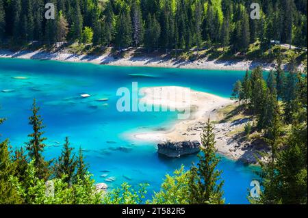 Kleine Insel mitten im Caumasee (Caumasee) mit kristallklarem Wasser in wunderschöner Berglandschaft bei Flims, Graubünden - Schweizlan Stockfoto