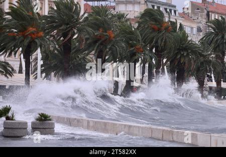 (231103) -- SPLIT, 3. November 2023 (Xinhua) -- Starkregen und starke Winde verursachen große Wellen in Split, Kroatien, 3. November 2023. (Ivo Cagalj/PIXSELL über Xinhua) Stockfoto