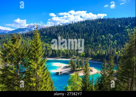 Kleine Insel mitten im Caumasee (Caumasee) mit kristallklarem Wasser in wunderschöner Berglandschaft bei Flims, Graubünden - Schweizlan Stockfoto