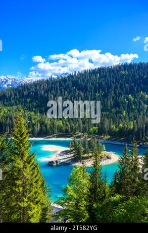 Kleine Insel mitten im Caumasee (Caumasee) mit kristallklarem Wasser in wunderschöner Berglandschaft bei Flims, Graubünden - Schweizlan Stockfoto