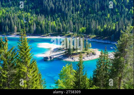 Kleine Insel mitten im Caumasee (Caumasee) mit kristallklarem Wasser in wunderschöner Berglandschaft bei Flims, Graubünden - Schweizlan Stockfoto