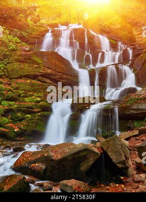 Tauchen Sie ein in die faszinierende Schönheit des Shipit Wasserfalls während der bezaubernden Herbstsaison. Spüren Sie den berauschenden Rauschen der kaskadierenden Gewässer ami Stockfoto