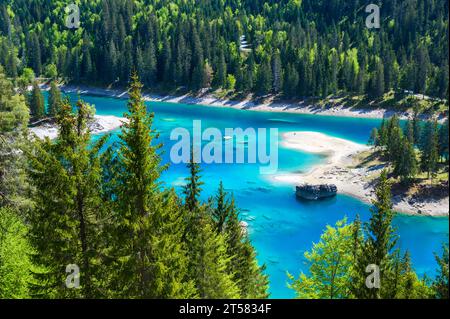 Kleine Insel mitten im Caumasee (Caumasee) mit kristallklarem Wasser in wunderschöner Berglandschaft bei Flims, Graubünden - Schweizlan Stockfoto