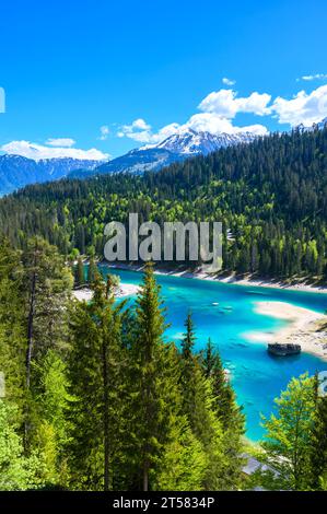 Kleine Insel mitten im Caumasee (Caumasee) mit kristallklarem Wasser in wunderschöner Berglandschaft bei Flims, Graubünden - Schweizlan Stockfoto