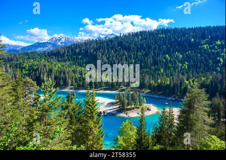 Kleine Insel mitten im Caumasee (Caumasee) mit kristallklarem Wasser in wunderschöner Berglandschaft bei Flims, Graubünden - Schweizlan Stockfoto