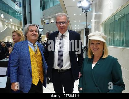Hamburg, Deutschland. November 2023. Günther Jauch (M), TV-Moderator, steht zwischen Helmut Markwort (l), Journalist, und seiner Frau Patricia Riekel, Journalistin, zu Beginn der Zeremonie „100 Jahre Rudolf Augstein“ im Spiegel-Verlagsgebäude der Ericusspitze in der Hafencity. Spiegel-Gründer Rudolf Augstein wäre am 5. November 2023 100 Jahre alt gewesen. Quelle: Marcus Brandt/dpa/Alamy Live News Stockfoto