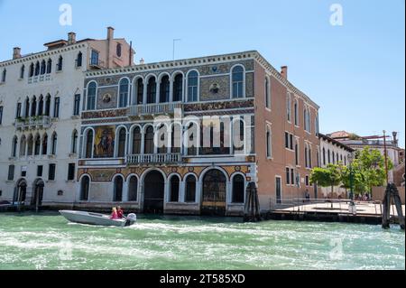 Der Palazzo da Mula Morosini aus dem 15. Jahrhundert ist eine Privatresidenz. Nebenan befindet sich der Palazzo Barbarigo mit seiner Fassade aus großen, ummauerten Murano-Glas, Mo Stockfoto