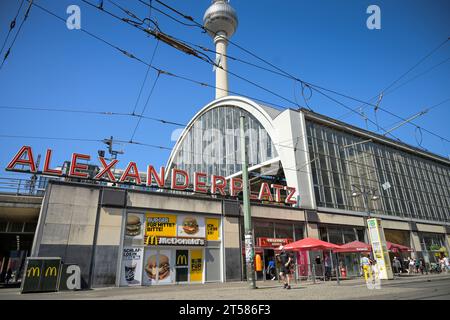 Bahnhof, Fernsehturm, Schriftzug Alexanderplatz, Mitte, Berlin, Deutschland *** Lokale Bildunterschrift ***, Berlin, Deutschland Stockfoto