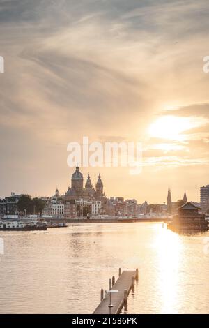 Downtown Amsterdam bei einem fabelhaften Sonnenuntergang. Blick vom NEMO Museum. Die niederländische Hauptstadt. Venedig des Nordens. Stockfoto