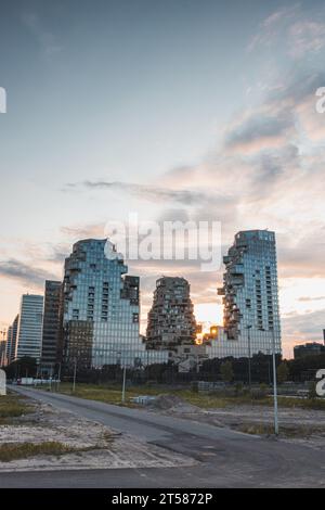 Einzigartiges U-förmiges Wolkenkratzer-Design mit übereinander liegenden Familienhäusern, genannt Angular Valley Wolkenkratzer, Amsteradam Zuid, Niederlande. Stockfoto