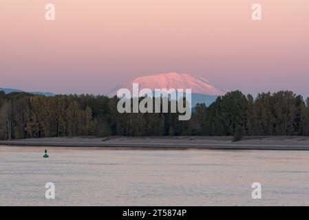 Mt. St. Helens und der Columbia River bei Sonnenuntergang von Sauvie Island, Oregon. Stockfoto