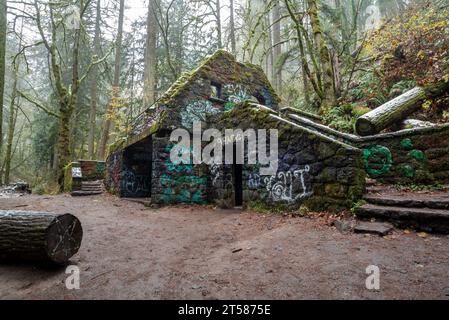 Altes öffentliches Bad, bekannt als „Witch's Castle“, im Portland Oregon Forest Park. Stockfoto