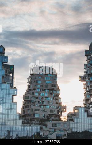 Einzigartiges U-förmiges Wolkenkratzer-Design mit übereinander liegenden Familienhäusern, genannt Angular Valley Wolkenkratzer, Amsteradam Zuid, Niederlande. Stockfoto