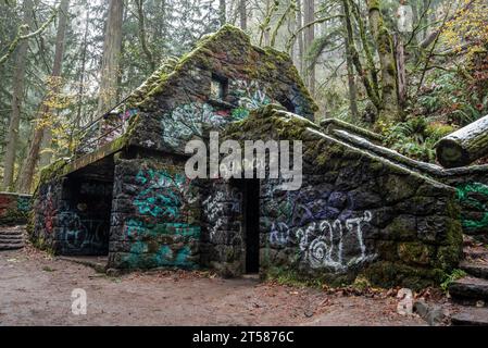 Altes öffentliches Bad, bekannt als „Witch's Castle“, im Portland Oregon Forest Park. Stockfoto