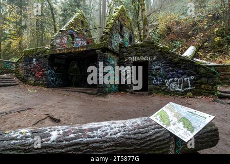 Altes öffentliches Bad, bekannt als „Witch's Castle“, im Portland Oregon Forest Park. Stockfoto