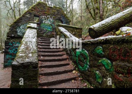 Altes öffentliches Bad, bekannt als „Witch's Castle“, im Portland Oregon Forest Park. Stockfoto