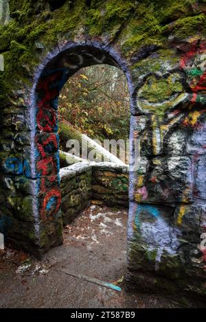 Altes öffentliches Bad, bekannt als „Witch's Castle“, im Portland Oregon Forest Park. Stockfoto