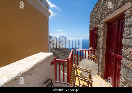 Kleiner Balkon zwischen zwei Häusern in Olympos, Karpathos Stockfoto