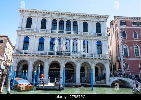 Der Palazzo Dolfin Manin wurde 1536 vom Architekten Jacopo Sansovino durch Zusammenführung zweier bereits existierender Gebäude aus dem Mittelalter erbaut. Später, Stockfoto