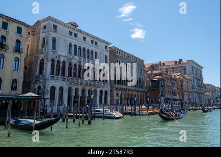 Ca' Loredan ist ein ehemaliger Palast der Familie Loredan im romanischen Stil des 13. Jahrhunderts am Ufer des Canal Grande in Venedig in der Region Veneto Stockfoto