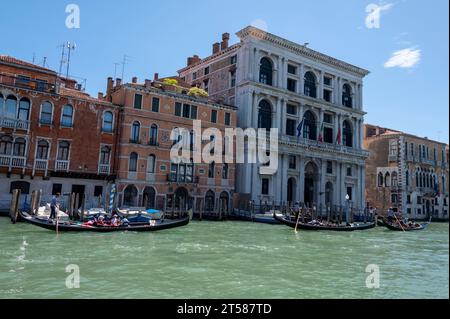 Palazzo Grimani di San Luca (Grimani-Palast in San Luca) am Ufer des Canal Grande, nicht weit von der Rialto-Brücke in Venedig in der VE Stockfoto