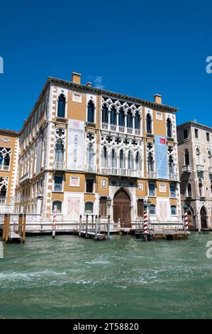 Der Palazzo Cavalli-Franchetti wurde 1565 in gotischer Architektur entworfen. Es liegt neben der Holzbrücke - Ponte dell'Accademia) auf der Th Stockfoto